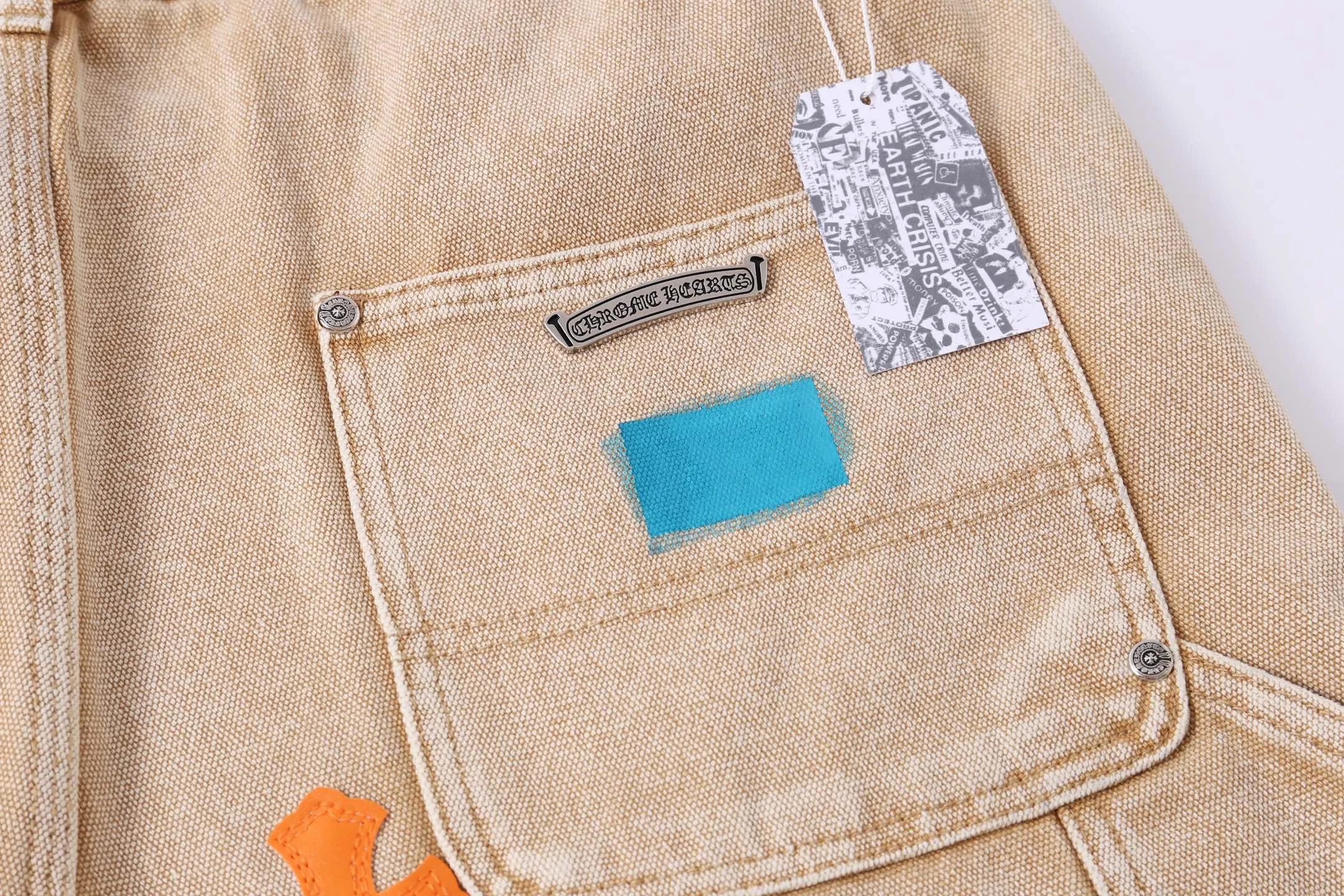 P240 Style No.: H894 GALLERY DEPT. & 𝐂𝐡𝐫𝐨𝐦𝐞 𝐇𝐞𝐚𝐫𝐭 Croxin co-branded ss25 wood splash ink hand-painted stitching multi-pocket micro-flared denim shorts. Styles with different washed textures are very friendly to people with thin legs. The micro-flared version perfectly modifies the leg shape. The timeless and moderate length makes it easy to match and match. It is the basis for various styles and is a must-have in your wardrobe! The fabric is stiff but also makes the upper body soft without losing texture. The washing process is even more perfect. It is a must-have item for everyone! ! ! Washed wheat, tag, pants label, three labels complete Color: Khaki Size: 28-30-32-34-36